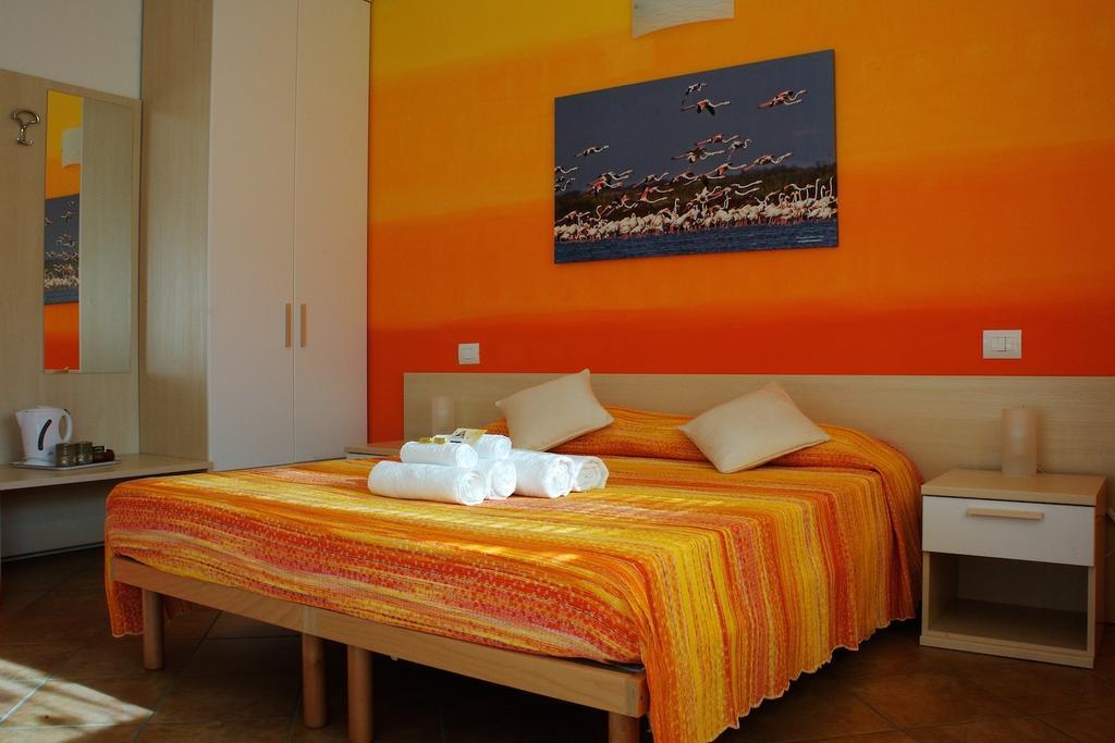 La Via Del Volano Hotel Кодигоро Стая снимка