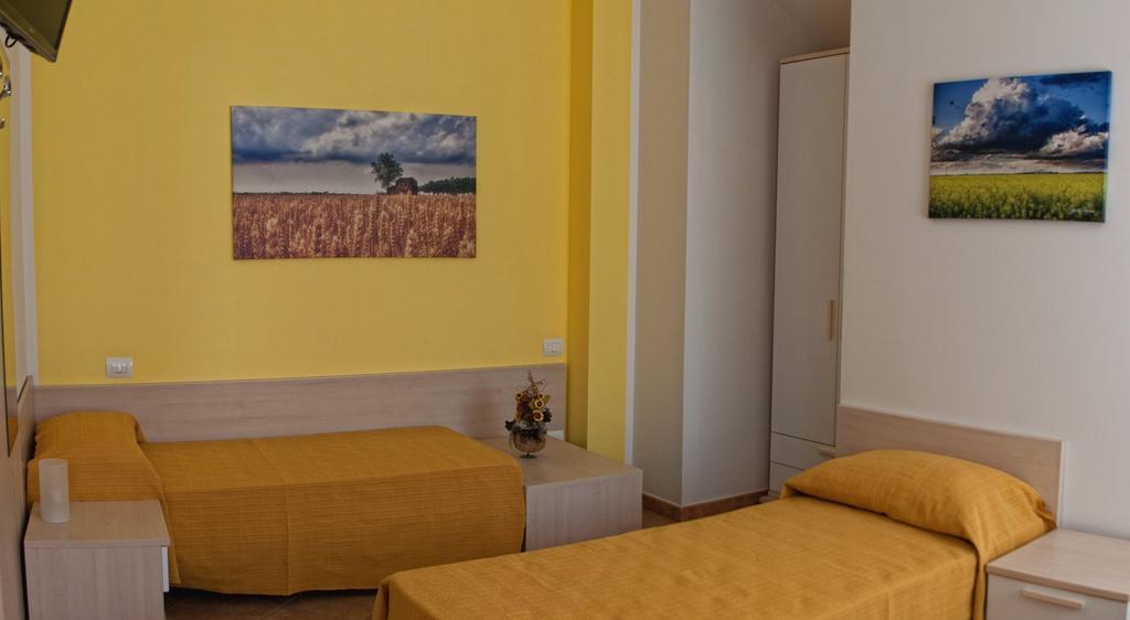 La Via Del Volano Hotel Кодигоро Стая снимка